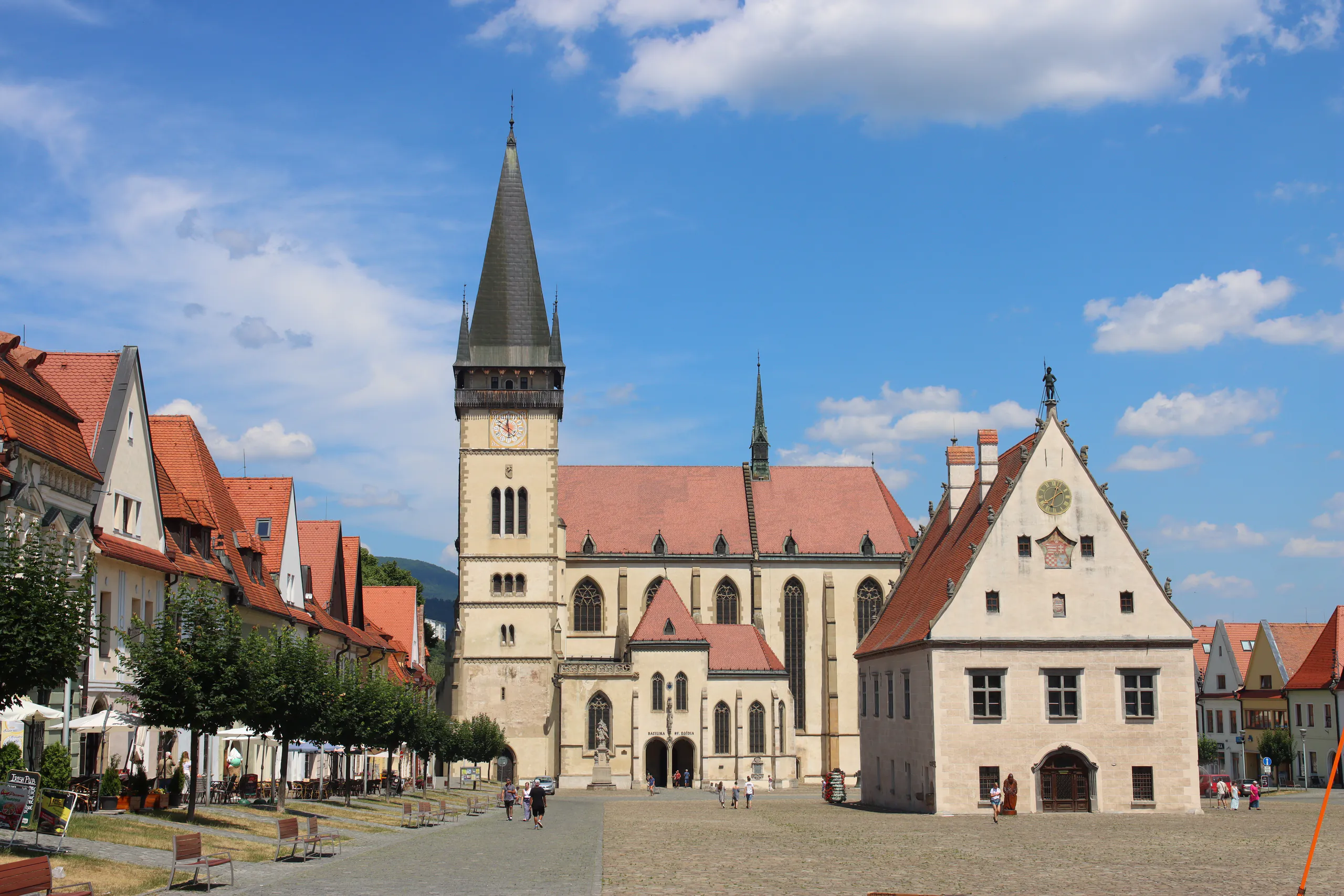 Radničné námestie v Bardejove s Bazilikou svätého Egídia a historickou radnicou